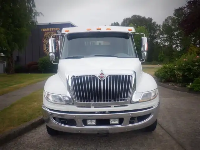 2012 international DuraStar 4300 Welding Service Truck with Air  in Heavy Trucks in Richmond - Image 4