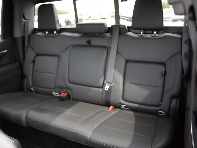 2022 Chevrolet Silverado 1500 Crew Cab Short Box 4-Wheel Drive R in Cars & Trucks in Edmonton - Image 27