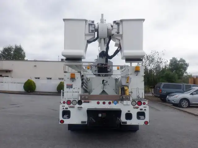 2009 international 7400 Workstar Bucket Truck With Air Brakes Di in Heavy Trucks in Richmond - Image 5