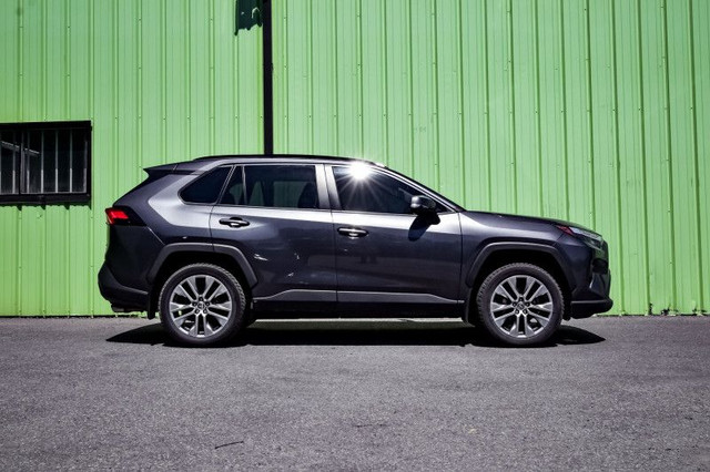 2022 Toyota RAV4 XLE in Cars & Trucks in Ottawa - Image 2