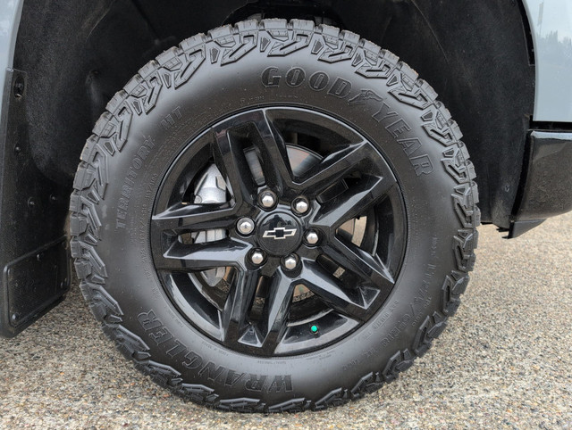 2024 Chevrolet Silverado 1500 LT Trail Boss 4WD Crew Cab 5.75 Fo in Cars & Trucks in Lethbridge - Image 2