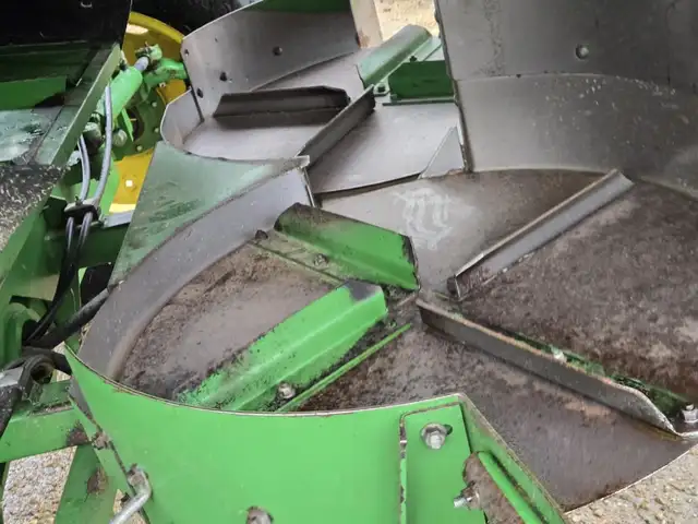 2000 John Deere Combine 9650 in Farming Equipment in Kamloops - Image 33
