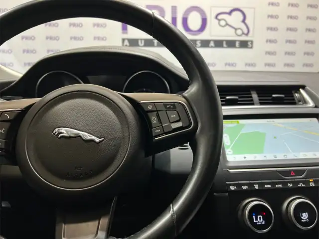 2020 Jaguar E-PACE dans Autos et camions dans Ottawa - Image 23