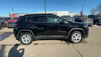 EXECUTIVE CROSSTOWN DEMO! This 2024 JEEP COMPASS LATITUDE 4X4 has the following options Premium Clot... (image 8)