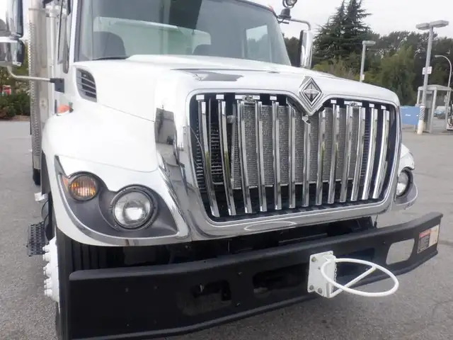 2009 international 7400 Workstar Bucket Truck With Air Brakes Di in Heavy Trucks in Richmond - Image 10