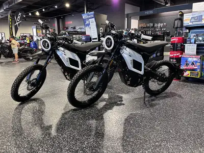 Moto Électrique NIU XQi3 – Style, Performance & Technologie Découvrez la nouvelle génération de mobi...