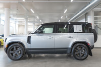 Land Rover Defender 110 P400 SE 2023: - Extérieur métallisé HAKUBA SILVER et intérieur en cuir EBONY... (image 6)