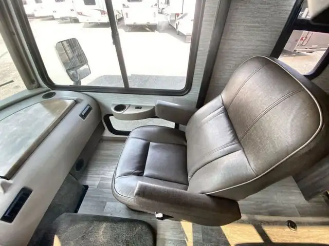 2020 Winnebago Adventurer 30T in RVs & Motorhomes in Abbotsford - Image 33