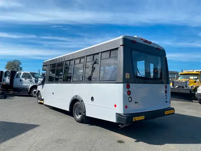 2017 chevrolet Express G4500 21 Passenger Bus With Wheelchair Ac in Heavy Trucks in Richmond - Image 4