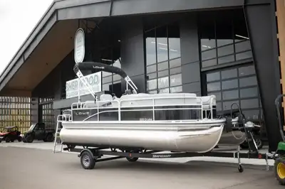 Includes Mercury 90hp Engine & Trailer with spare tire. NEW ENGINE - FULL WARRANTY ... ... ...