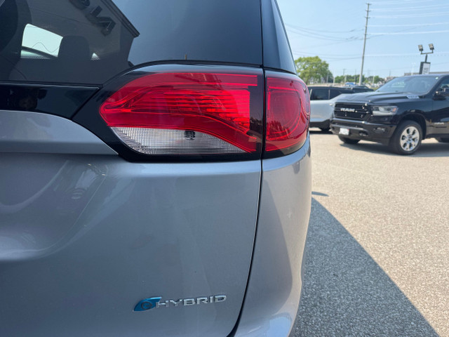 2020 Chrysler Pacifica Hybrid Touring in Cars & Trucks in Markham / York Region - Image 3