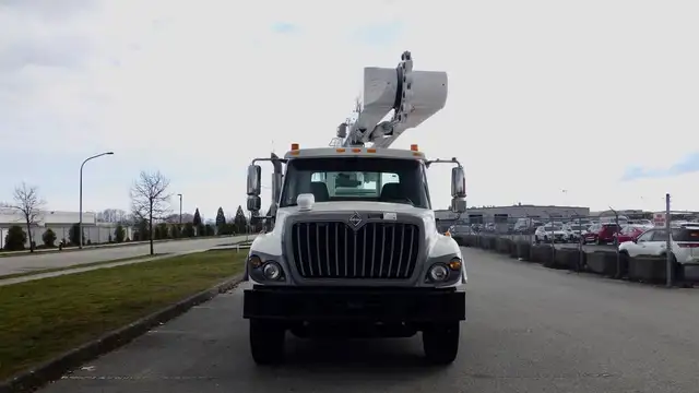 2008 international 7500 Tandem Bucket Truck Diesel Air Brakes in Heavy Trucks in Richmond - Image 4