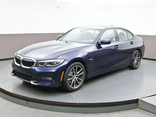 2022 BMW 3 Series 330e x-DRIVE PREMIUM ESSENTIAL PACKAGE, MOONRO dans Autos et camions dans Ville d’Halifax - Image 5