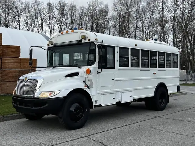 2013 international 4200 21 Passenger Bus Diesel Hydraulic Brakes in Heavy Trucks in Richmond - Image 6