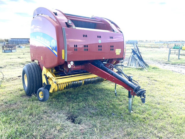 2014 New Holland RB560 Round Baler in Farming Equipment in Saskatoon - Image 2