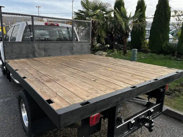 2017 GMC Sierra 3500HD Crew Cab 4x4 9 Foot Flatdeck dans Camions lourds dans Delta/Surrey/Langley - Image 14