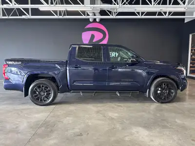 Le Toyota Tundra SR5 TRD Sport 2024 est une version dynamique et robuste du célèbre camion pleine gr...