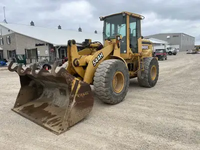 2000 John Deere 544h pay loader is powered by a 130Hp John Deere diesel engine. Enclosed heated cab...