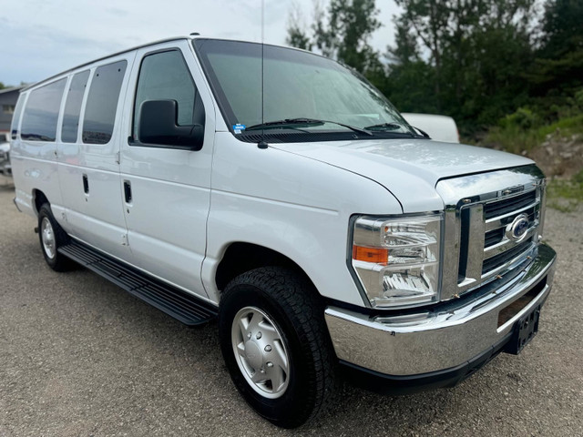 2014 Ford Econoline Wagon 15 Passengers in Cars & Trucks in Oakville / Halton Region - Image 2
