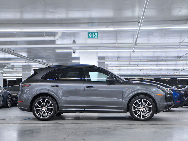 2023 Porsche Cayenne Premium / Trailer Hitch / BOSE in Cars & Trucks in Longueuil / South Shore - Image 2