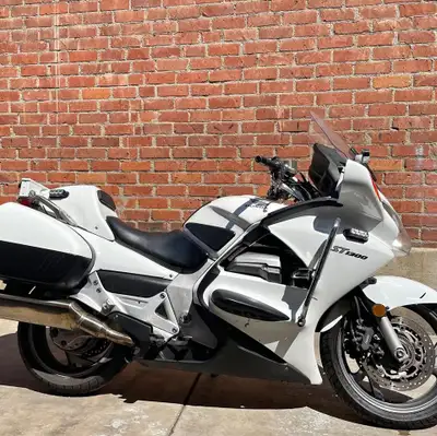 APPLY NOW: https://www.ridecollective.ca/get-pre-approved The 2009 Honda ST1300 is a sport-touring m...