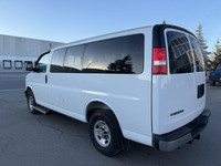 2025 CHEVROLET EXPRESS G3500 LT - 12 Passenger - 6.6 Lit - 8 Cylinder Gasoline engine. White exterio... (image 3)