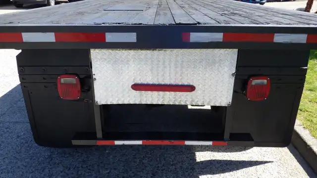 2006 Ford F650 16 Foot Flat Deck in Cars & Trucks in Delta/Surrey/Langley - Image 19