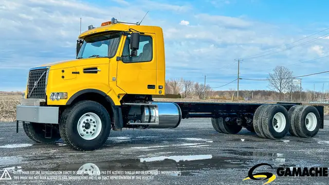 2009 VOLVO VHD CAMION DE VILLE in Heavy Trucks in Moncton - Image 4