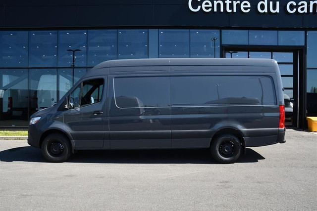 2025 Mercedes-Benz Sprinter 2500 170 Wheelbase High Roof RWD dans Autos et camions  à Laval/Rive Nord - Image 3