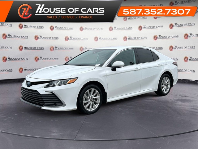2023 Toyota Camry Hybrid LE / Heated Seats / Back up camera in Cars & Trucks in Calgary
