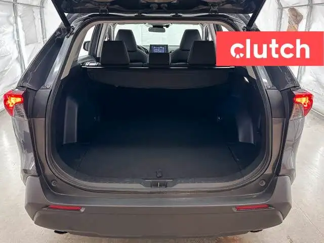 2022 Toyota RAV4 XLE AWD w/ Apple CarPlay, Heated Front Seats, R dans Autos et camions dans Ville de Toronto - Image 42