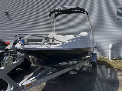 With a capacity of 6 people, the waveboat 525 is a family and cozy boat.With its 2 rear sun loungers...