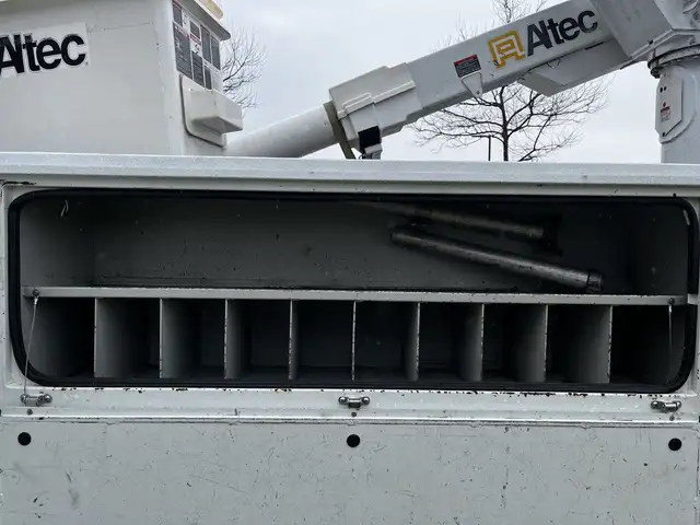 2013 International DuraStar MA025 Altec Bucket Service Truck in Heavy Trucks in Delta/Surrey/Langley - Image 23