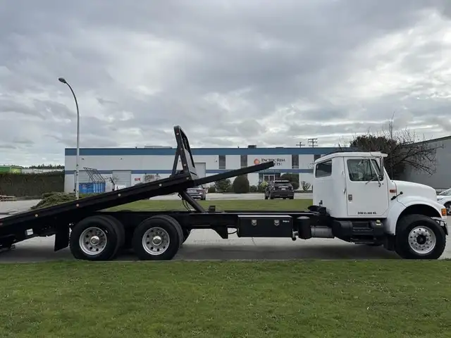 2000 international 4900 25 Foot Roll-Off Flat Deck Tow Truck Man in Heavy Trucks in Richmond - Image 13