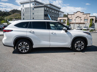 One Owner - Keyless Ignition - AWD - Sunroof - SofTex Leather - BSM The 2021 Toyota Highlander XLE b... (image 9)