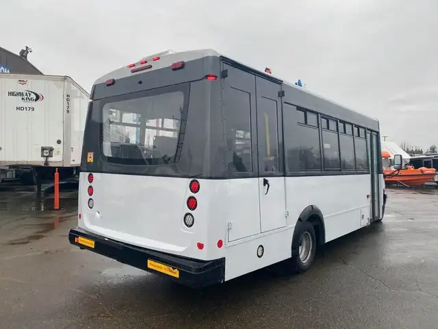 2018 chevrolet Express G4500 21 Passenger Bus With Wheelchair Ac in Heavy Trucks in Richmond - Image 6
