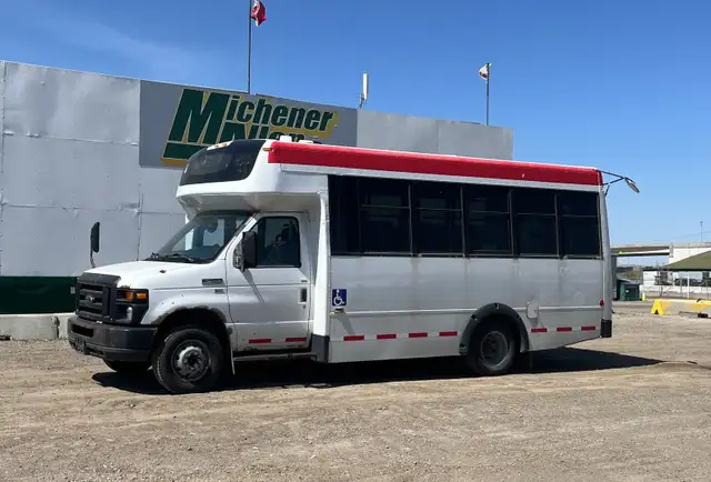 2010 Ford E-Series E-450 dans Autos et camions dans Calgary - Image 2