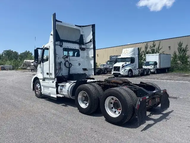 2020 Volvo VNR64300 in Heavy Trucks in Mississauga / Peel Region - Image 6