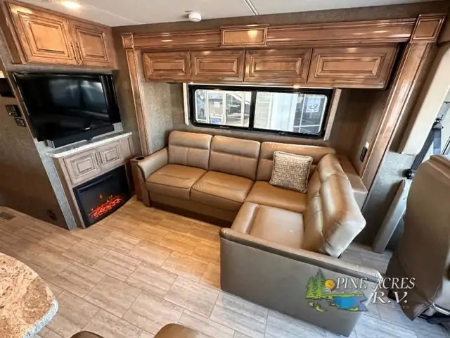 2020 Thor Motor Coach Challenger 37YT Washer & Dryer 12 k Miles in RVs & Motorhomes in Moncton - Image 10