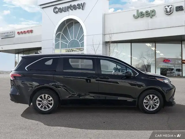2021 Toyota Sienna LE | Third Row Seating | Apple/Android in Cars & Trucks in Calgary - Image 8