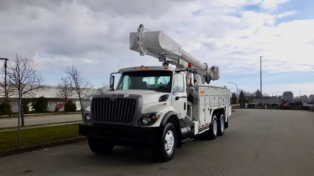 2008 international 7500 Tandem Bucket Truck Diesel Air Brakes in Heavy Trucks in Richmond - Image 5