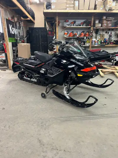 Like new 2017 Renegade X Equipment -Skid Plate -HD Front Bumper -LED Lights -Xtra Led lights -1,75 S...