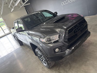 Le Toyota Tacoma TRD Sport 2022 avec groupe Premium est l’un des camions intermédiaires les plus rec... (image 1)
