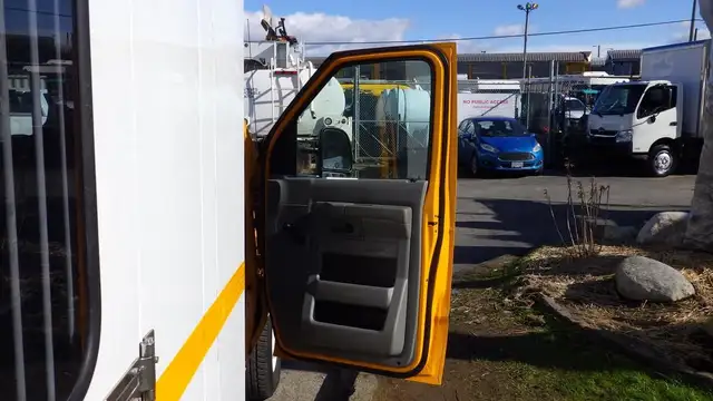 2015 ford Econoline E-450 Cube Van With Bucket in Heavy Trucks in Richmond - Image 33