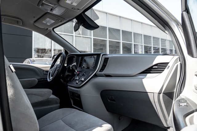 2020 Toyota Sienna CE | Clean CarFAX | Backup Camera in Cars & Trucks in Mississauga / Peel Region - Image 4