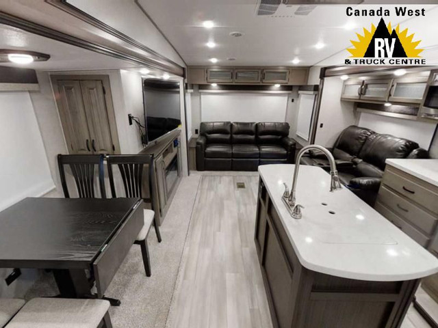 2022 Coachmen Chaparral Lite 284RL in Travel Trailers & Campers in Saskatoon - Image 2