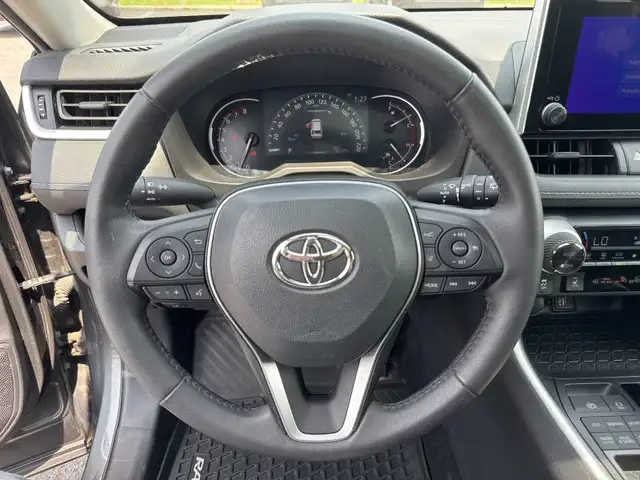 2023 TOYOTA RAV4 XLE AWD SIEGES/VOLANT CHAUF ECRAN CARPLAY TOIT  in Cars & Trucks in Laval / North Shore - Image 8