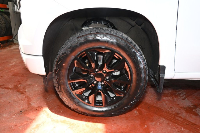 2024 Chevrolet Silverado 1500 CUSTOM CREW 4X4 MAG NOIR 20'' DEM  in Cars & Trucks in City of Montréal - Image 2