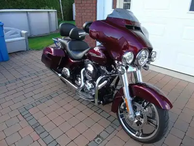 . 2015 Harley-Davidson STREET GLIDE HARLEY DAVIDSON STREET GLIDE 2015 10000KM C-1822 RADIO VALISE PA...