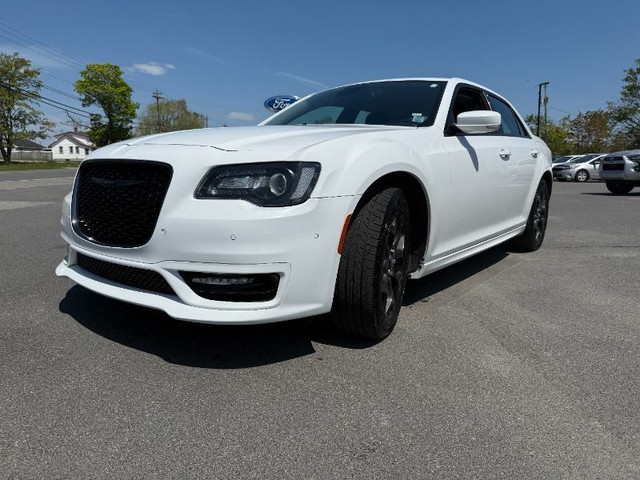 2022 Chrysler 300 300 Touring L 3.6L PENTASTAR VVT V6 AWD 8-Spee in Cars & Trucks in Saint John - Image 3